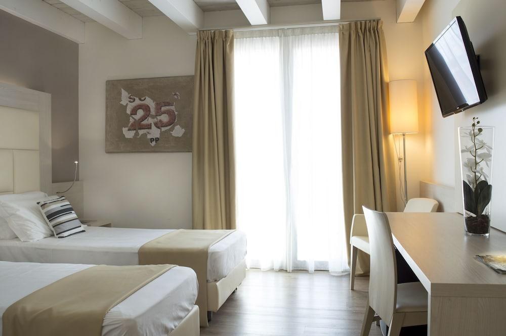HOTEL ALEXANDER photo 2