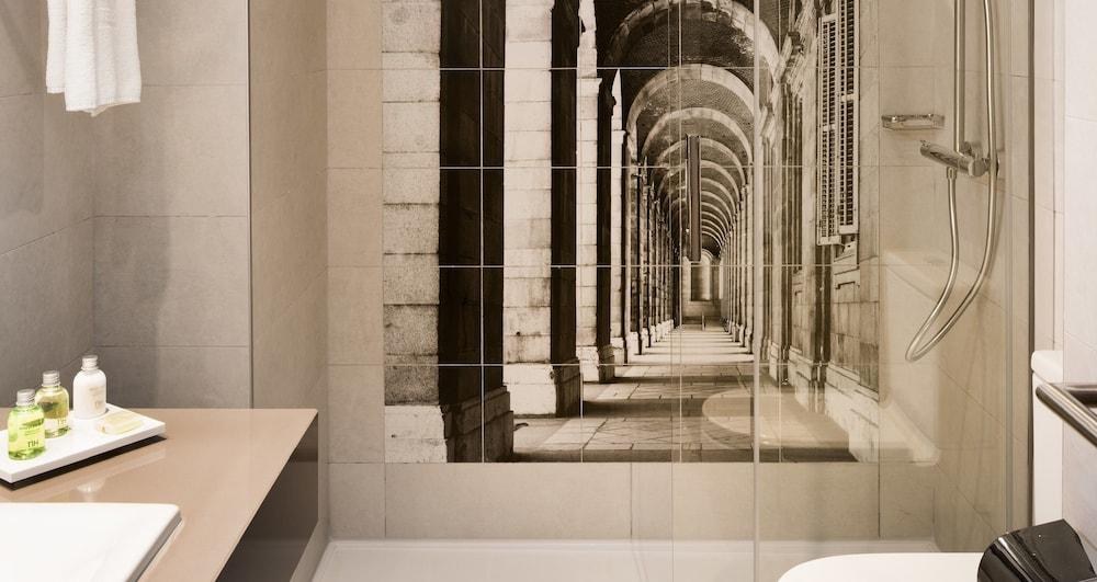 NH MADRID ZURBANO photo 2