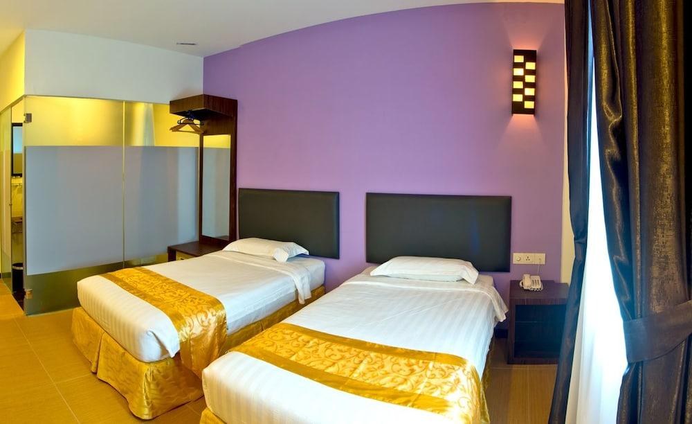Eight Days Boutique Hotel - Impian Emas photo 1