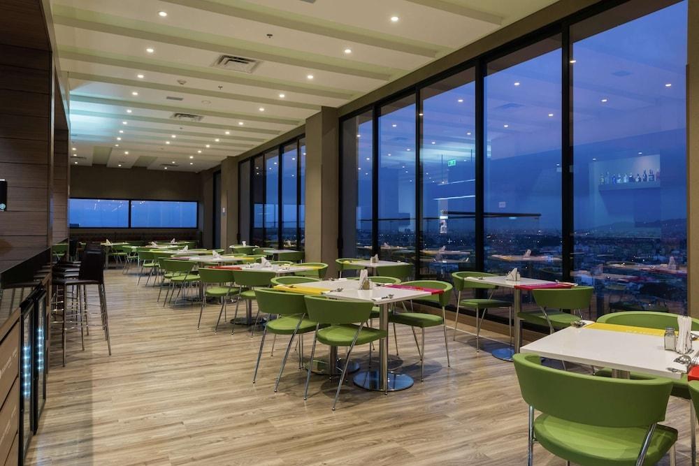 Hampton By Hilton Bogotá Airport photo 2