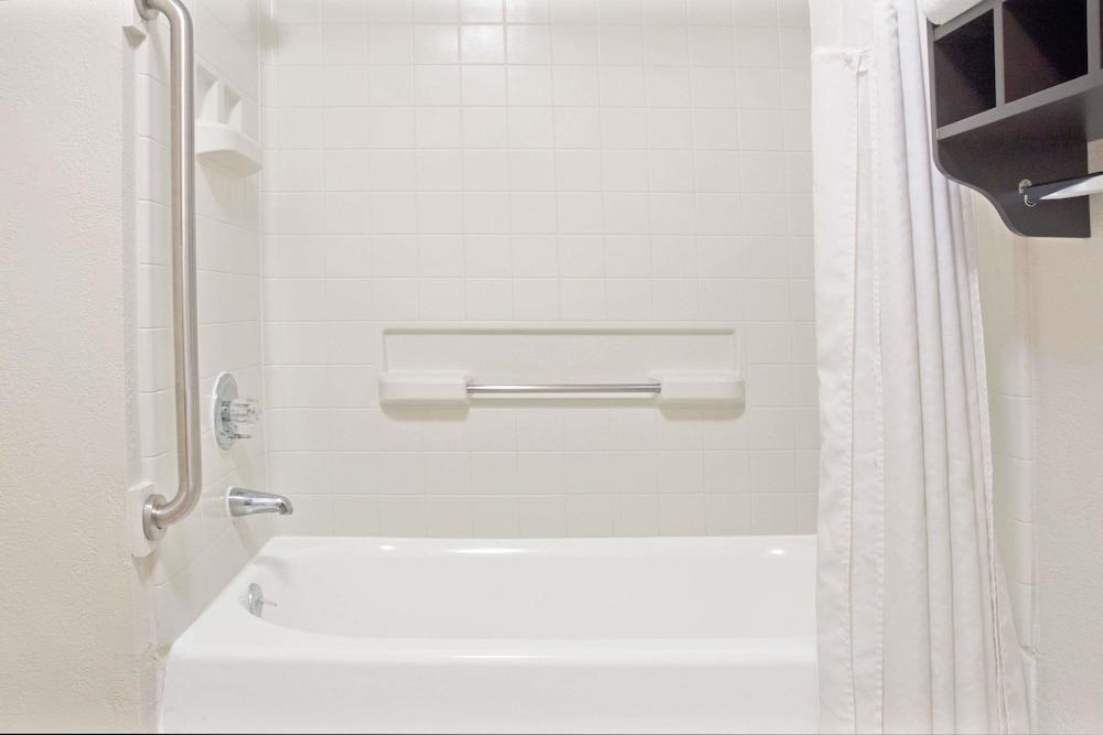 HOWARD JOHNSON EXPRESS INN - HOUSTON DOWNTOWN photo 4