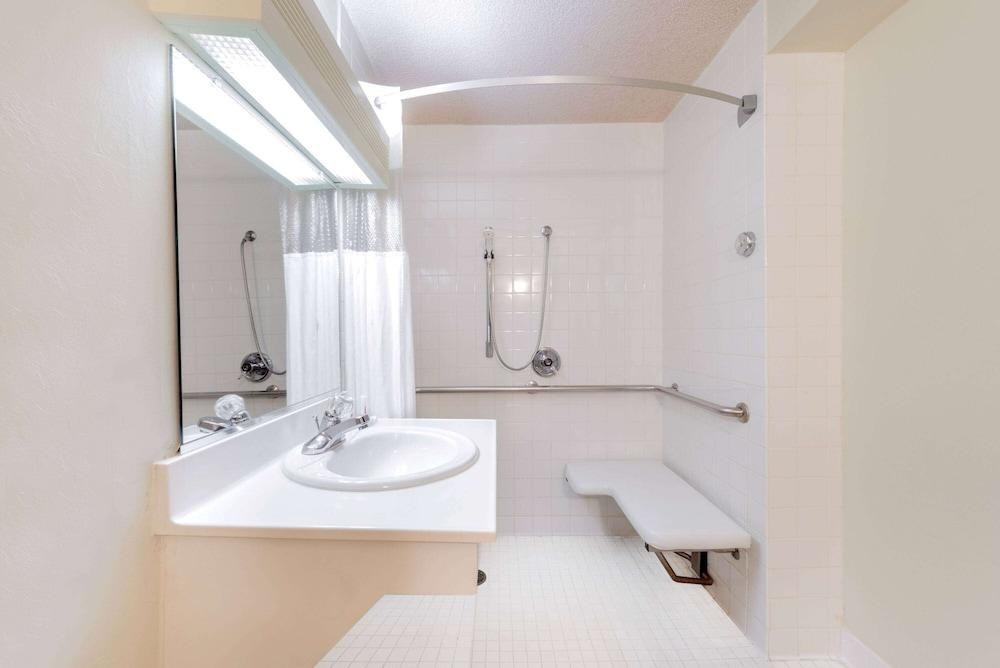 RAMADA DALLAS LOVE FIELD photo 2