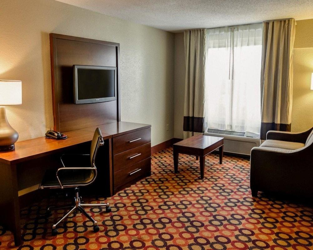COMFORT SUITES AIRPORT photo 3