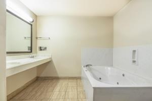 DAYS INN SAN ANTONIO INTERSTATE HWY 35 NORTH photo 2