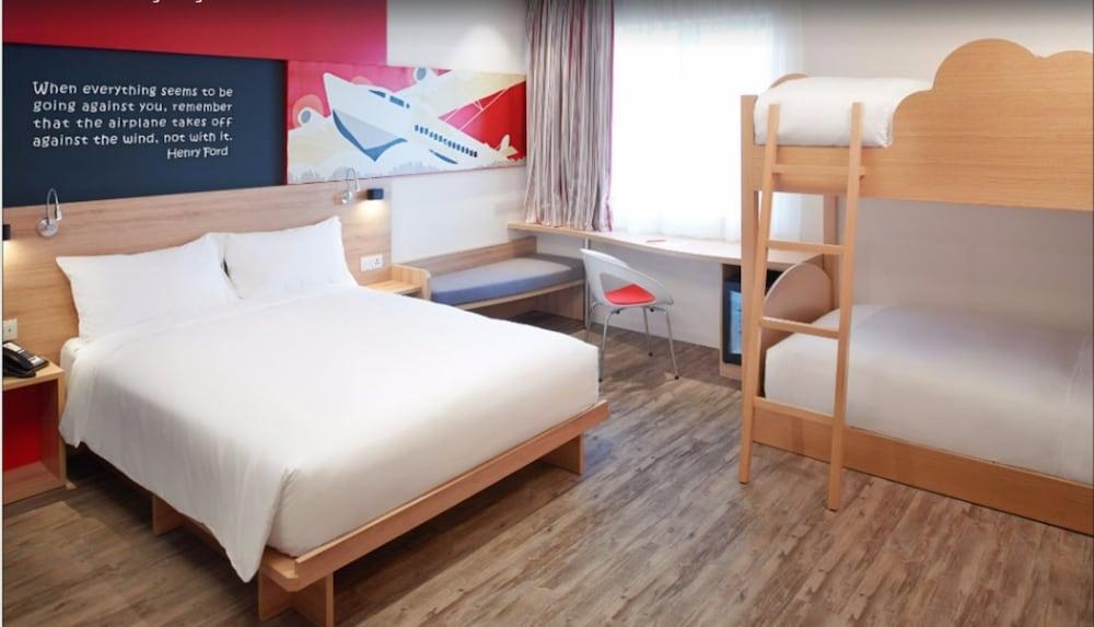 Ibis Saigon Airport photo 1