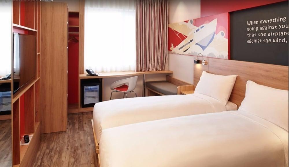 Ibis Saigon Airport photo 2
