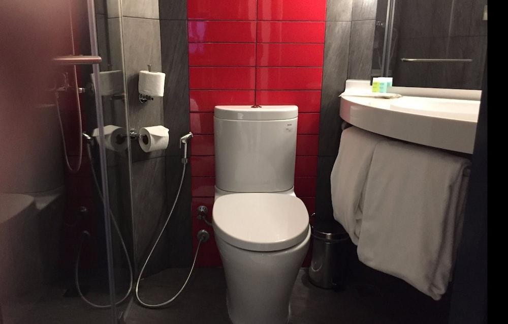 Ibis Saigon Airport photo 3