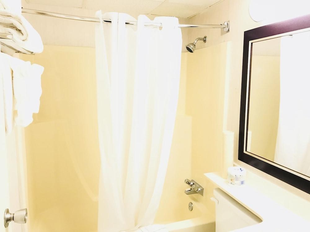 TRAVELODGE RED DEER photo 2