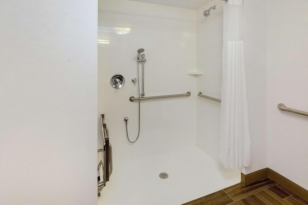 Hampton Inn & Suites Morgantown / University Town Centre photo 3