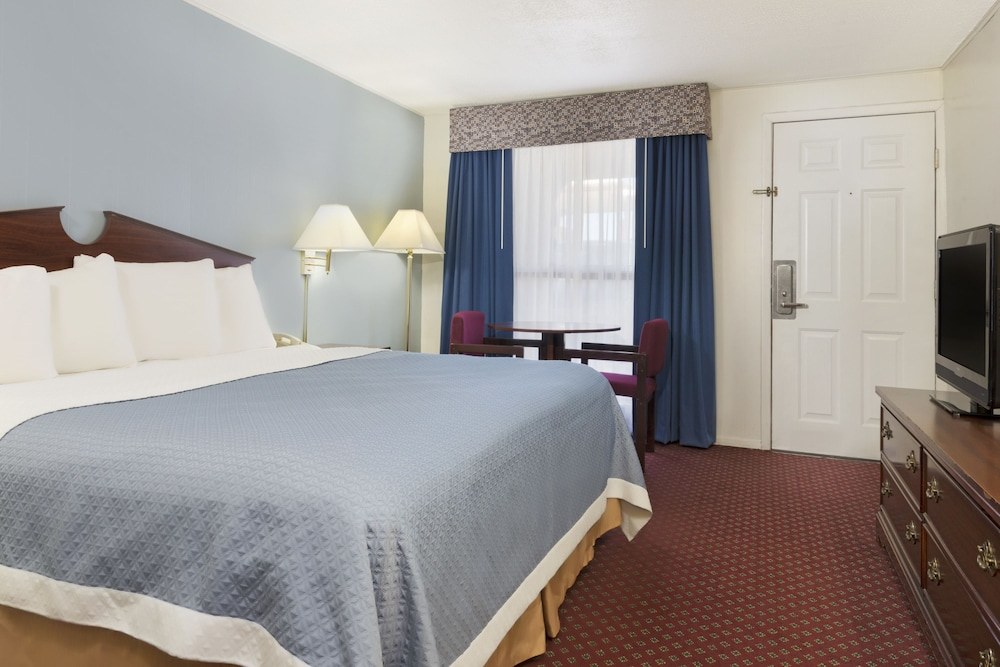 KNIGHTS INN LAS VEGAS NM photo 1
