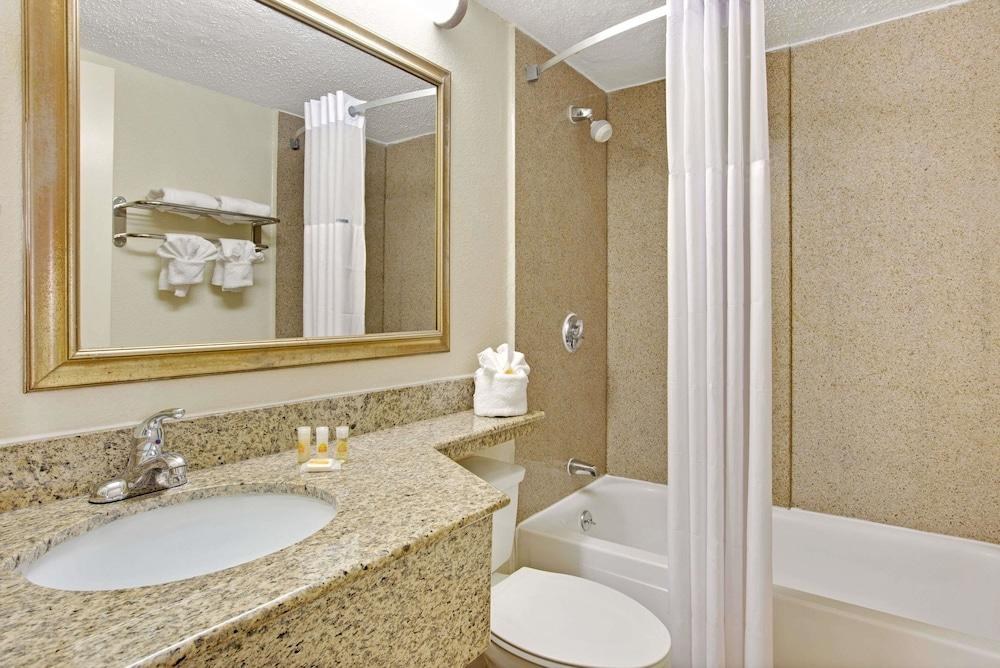 DAYS INN CHARLOTTE/WOODLAWN NEAR CAROWINDS photo 2