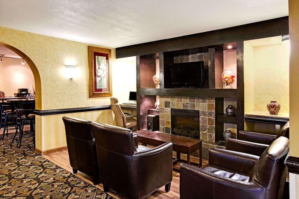 DAYS INN CHARLOTTE/WOODLAWN NEAR CAROWINDS photo 3