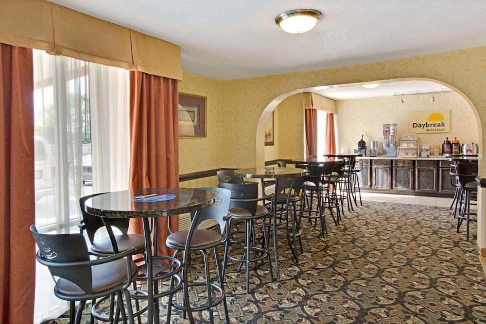 DAYS INN CHARLOTTE/WOODLAWN NEAR CAROWINDS photo 4