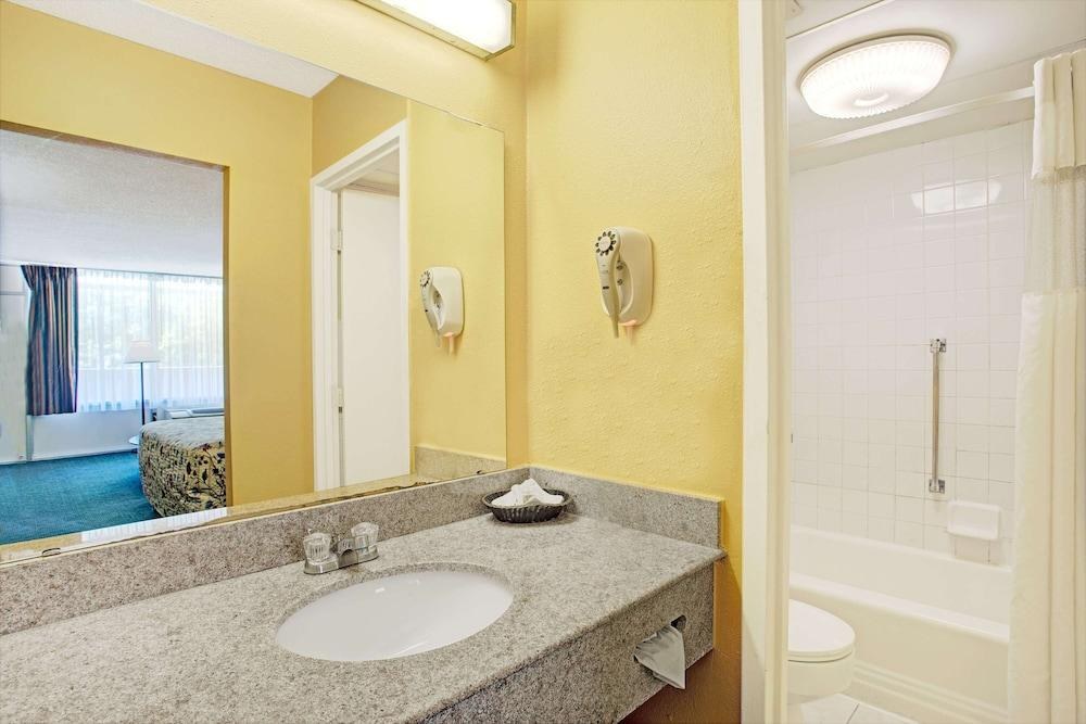 DAYS INN ALEXANDRIA SOUTH photo 2