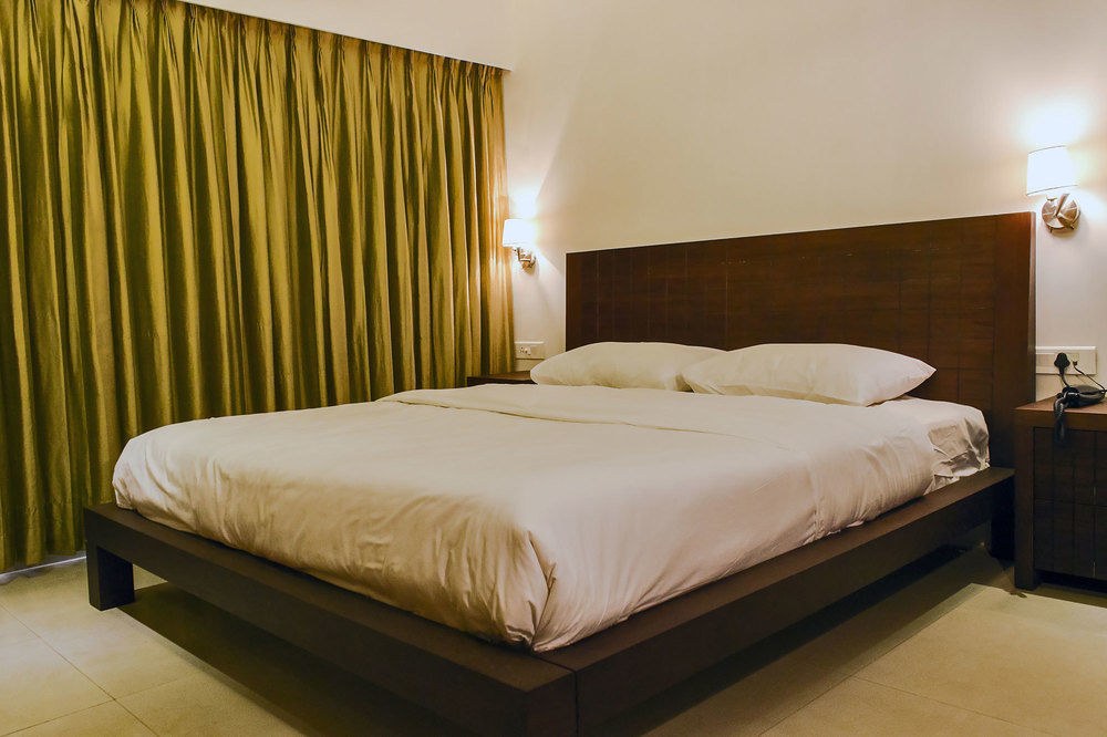 LANDMARK SUITES