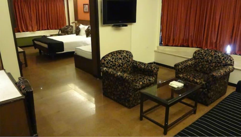 HOTEL EXECUTIVE ENCLAVE