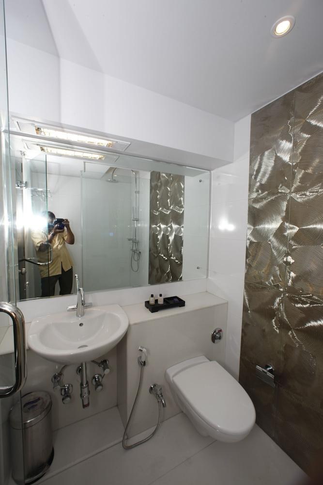 AR SUITES FONTANA BAY photo 3