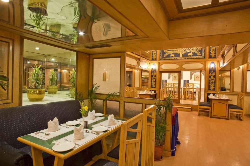 HOTEL OM TOWER - PURE VEGETARIAN HOTEL photo 2