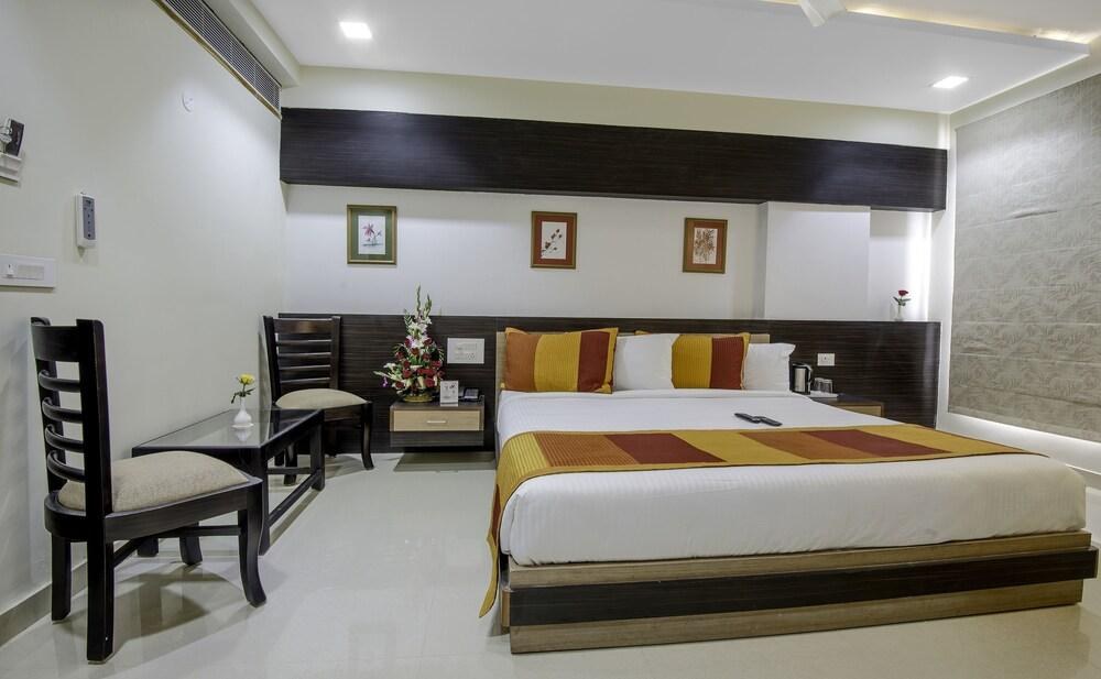 YASH REGENCY HOTEL photo 2