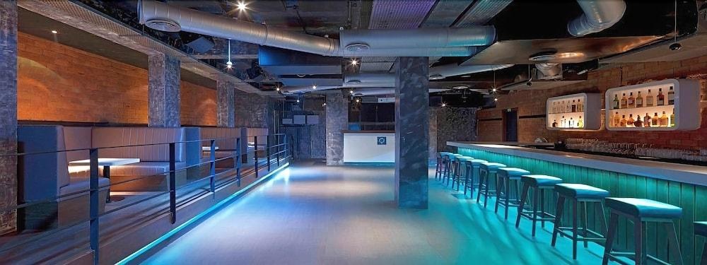 SINQ - THE PARTY HOTEL photo 3