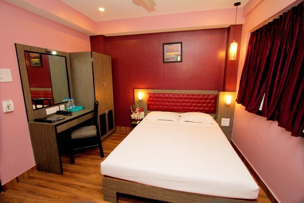 HOTEL CRESTWOOD photo 3