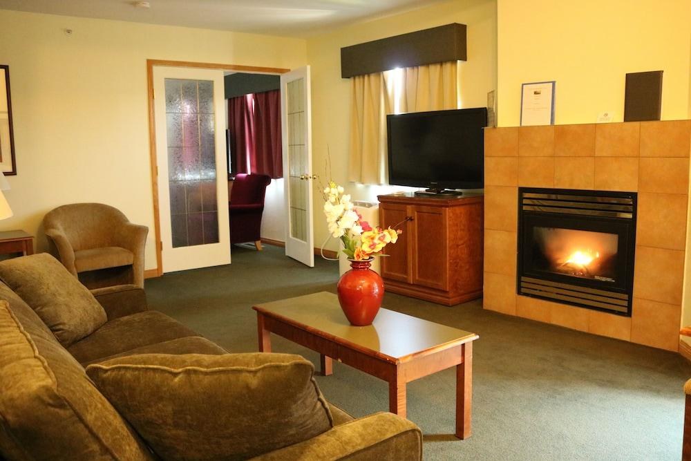 NOMAD INN AND SUITES photo 2