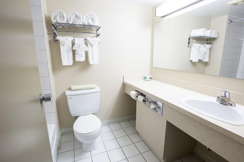 NOMAD INN AND SUITES photo 3