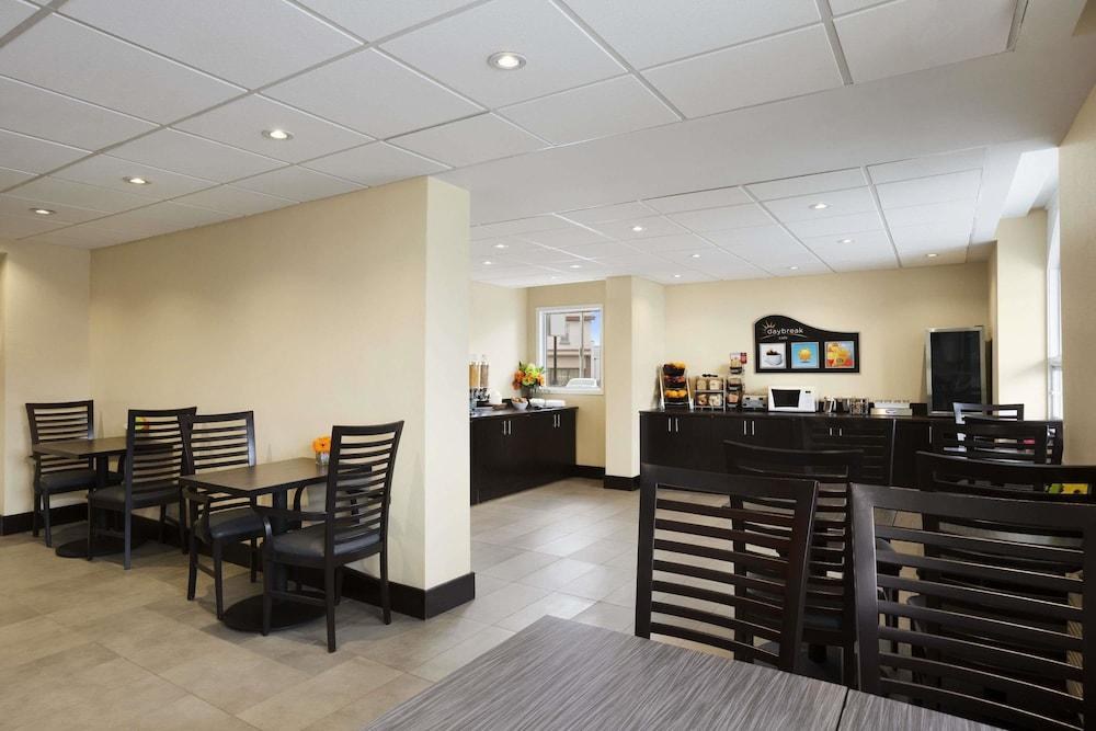 Days Inn & Suites by Wyndham North Bay Downtown photo 2