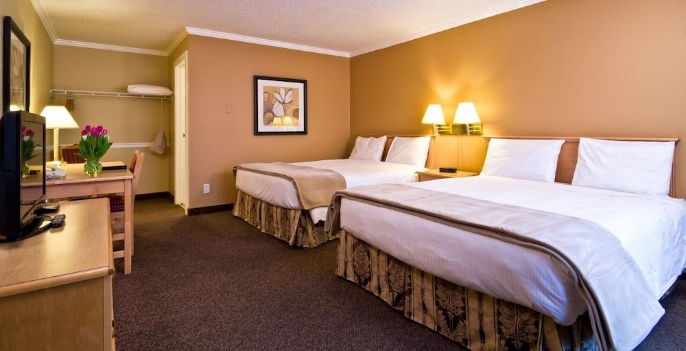 ECONO LODGE INN & SUITES photo 2