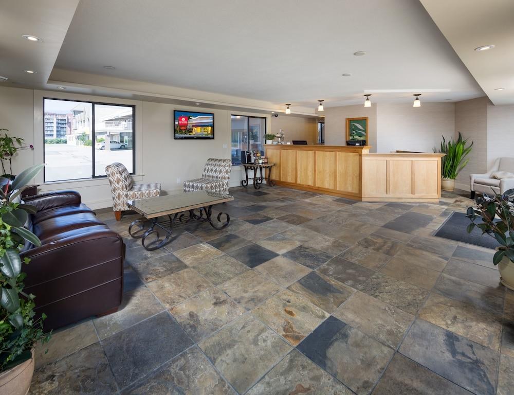 ECONO LODGE INN & SUITES photo 3
