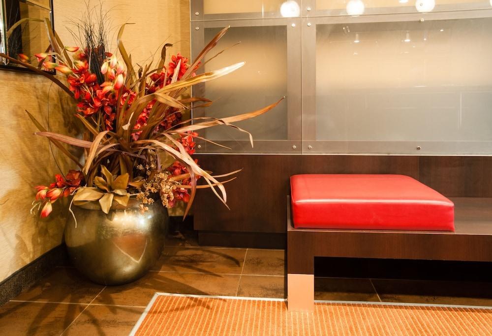 LE CHABROL HOTEL & SUITES photo 2