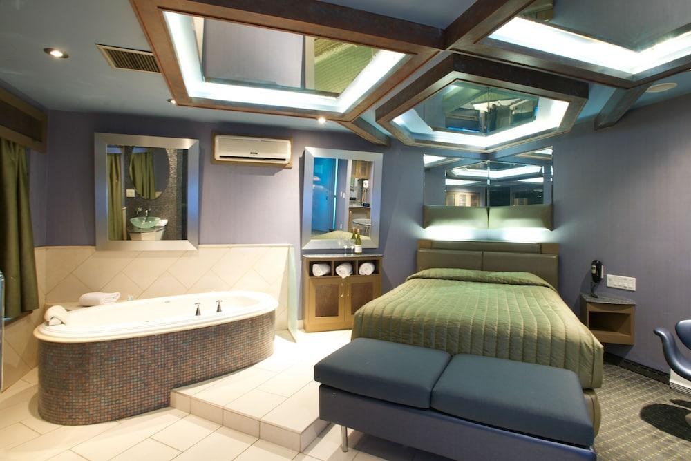LE CHABROL HOTEL & SUITES photo 3