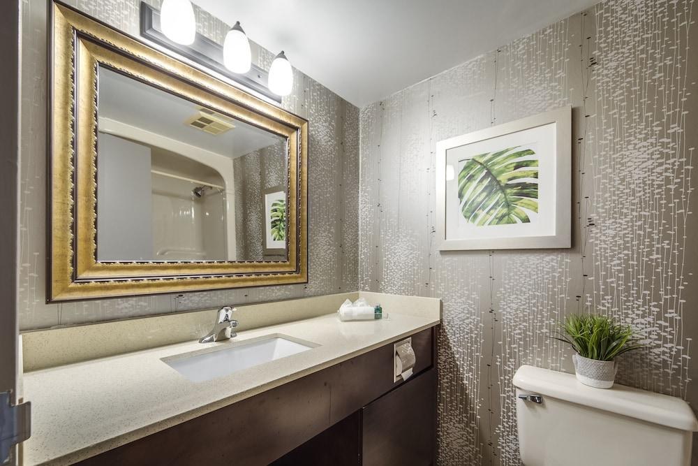 MONTE CARLO INN AIRPORT SUITES photo 2