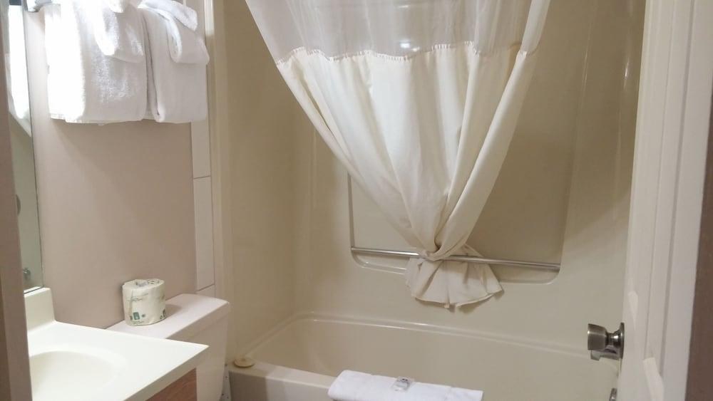 CANADAS BEST VALUE INN & SUITES photo 3