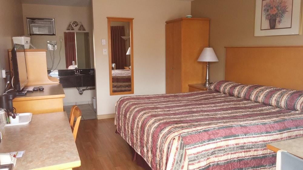 CANADAS BEST VALUE INN & SUITES photo 4