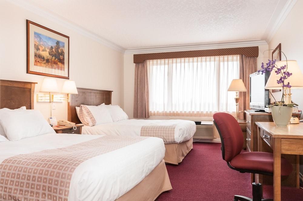 HOLIDAY INN VICTORIA ELK LAKE AN IHG HOTEL photo 2