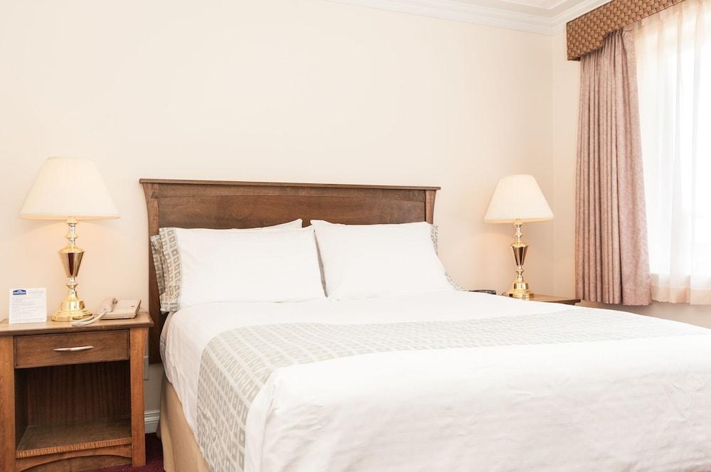 HOLIDAY INN VICTORIA ELK LAKE AN IHG HOTEL photo 3