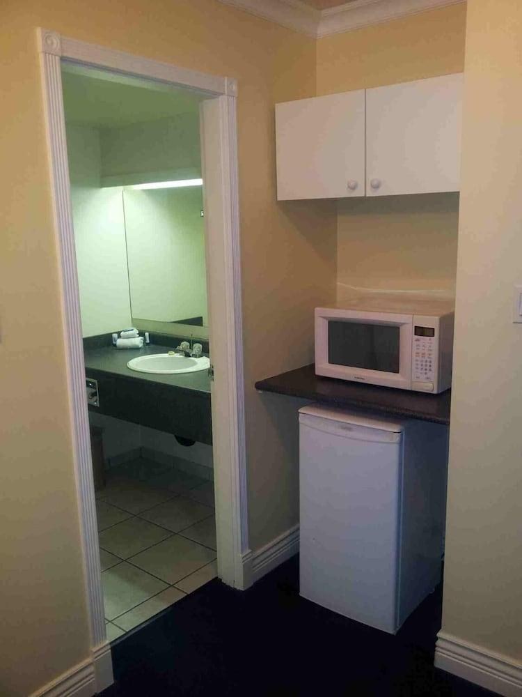 ISLAND TRAVEL INN