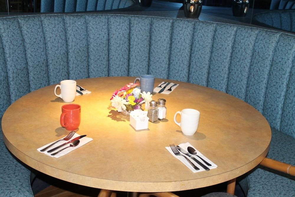 JAMES BAY INN HOTEL & SUITES photo 2