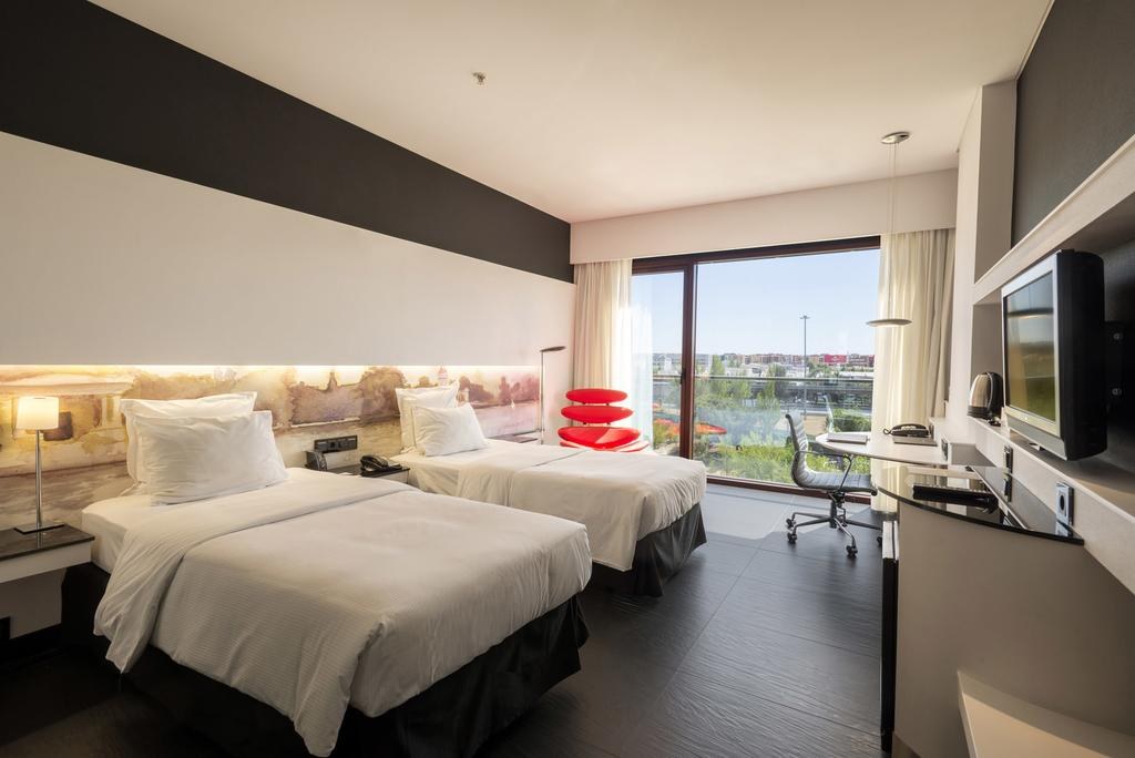 Hilton Madrid Airport photo 2