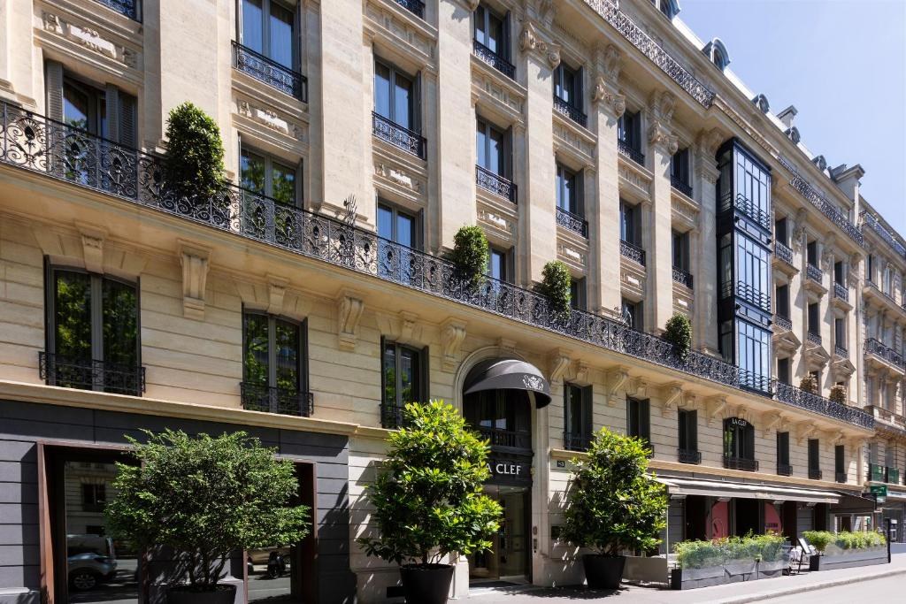 LA CLEF TOUR EIFFEL PARIS BY THE CREST COLLECTION