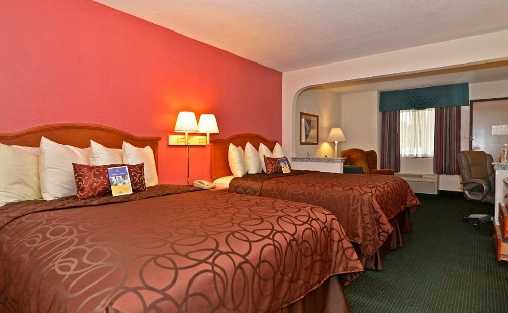 Econo Lodge Inn & Suites