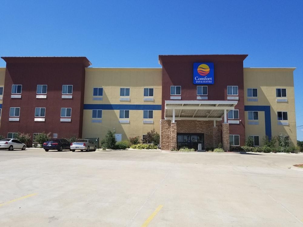 COMFORT INN & SUITES photo 1