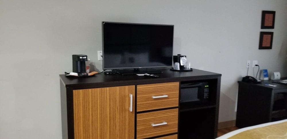 COMFORT INN & SUITES photo 3