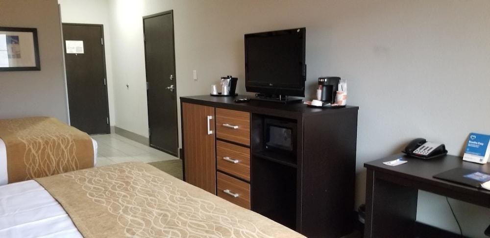 COMFORT INN & SUITES photo 4
