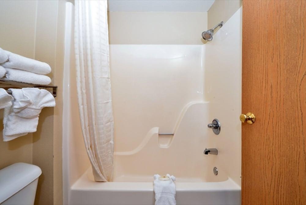 COMFORT INN & SUITES photo 2