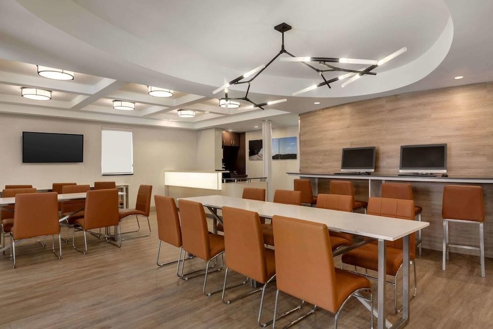 DAYS INN BY WYNDHAM TORONTO WEST MISSISSAUGA photo 2