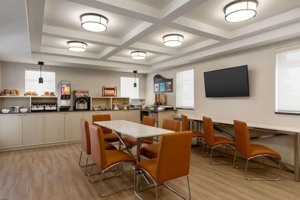 DAYS INN BY WYNDHAM TORONTO WEST MISSISSAUGA photo 4