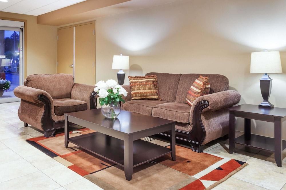 Super 8 by Wyndham Abbotsford BC photo 2