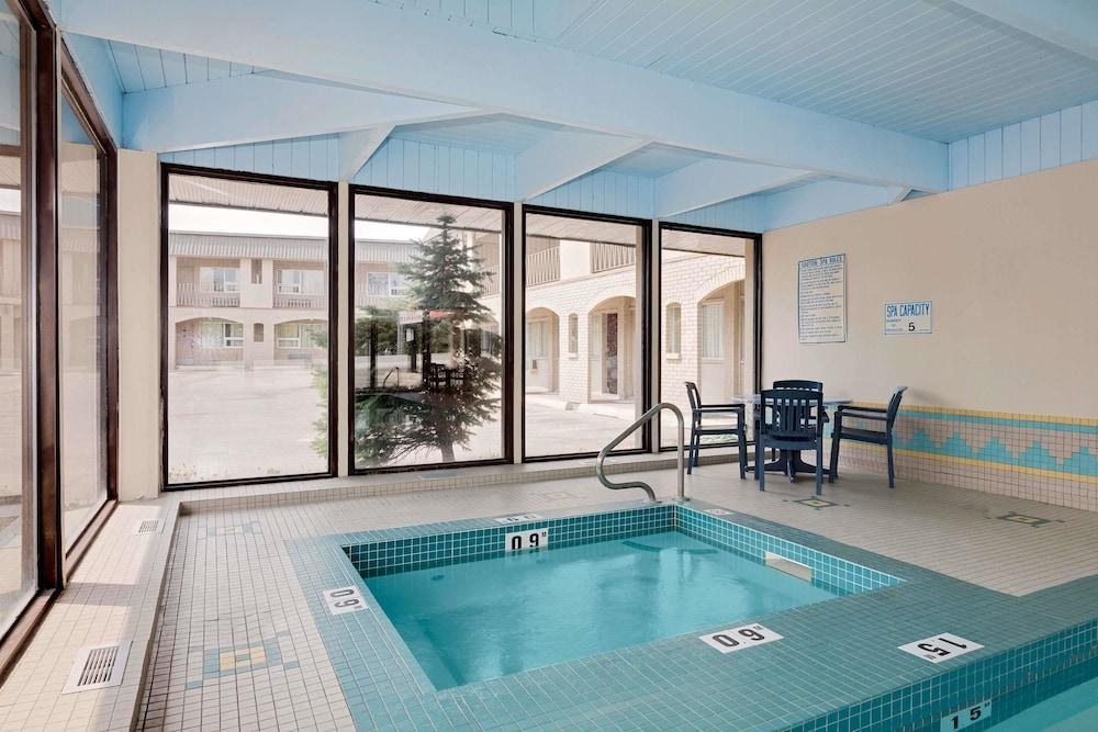 RAMADA LIMITED CALGARY NORTHWEST photo 3